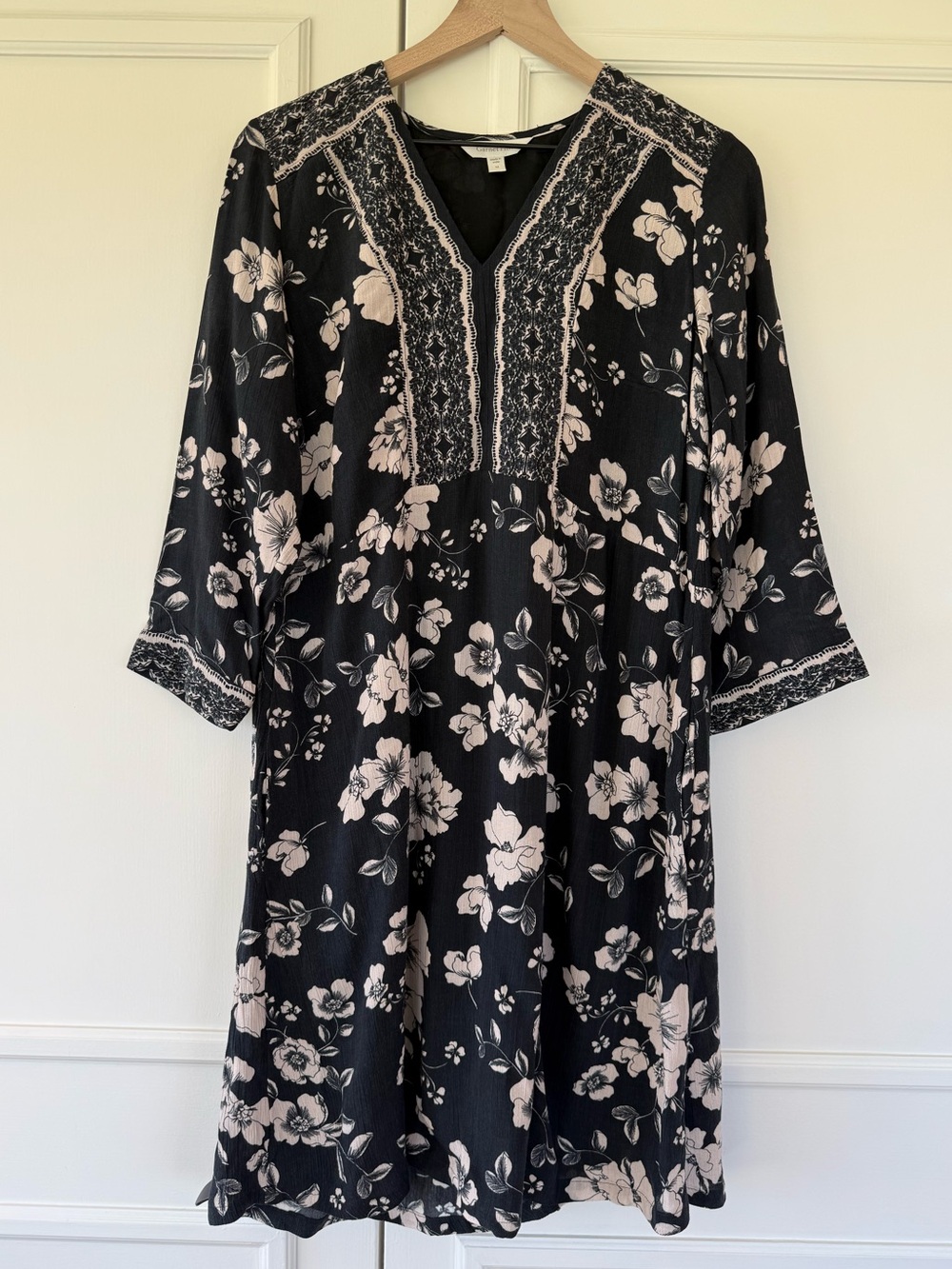 Garnet Hill Millie Crepe dress in almond and onyx, size M